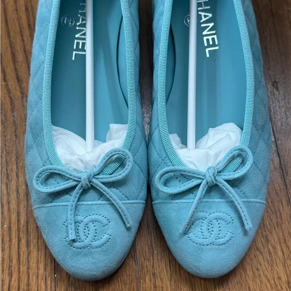 CHANEL Turquoise Quilted Suede Ballet Flats with CC Bow - Picture 5 of 6